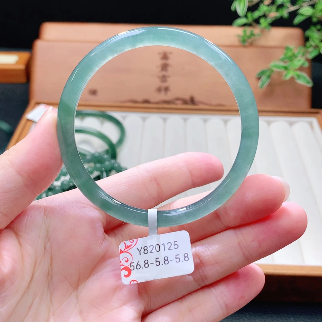 翡翠未镶嵌手镯（圆镯）