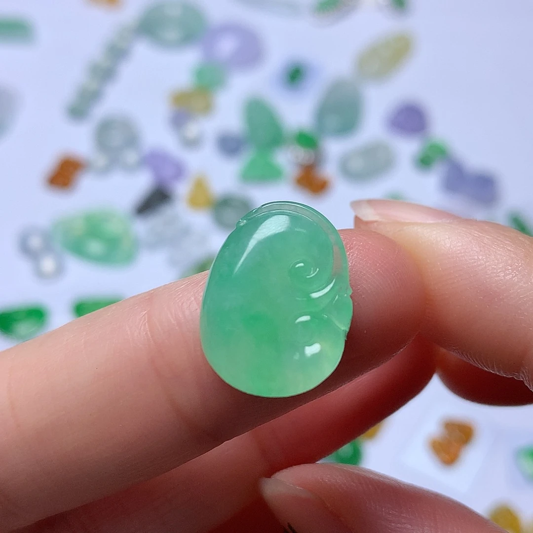 翡翠未镶嵌颈饰如意