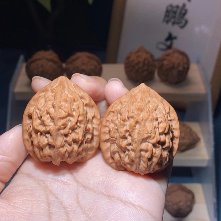 文玩核桃吊坠金牛