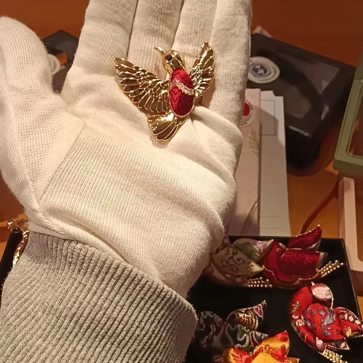 织绣和平小屋非遗蜀锦展翅和平鸽红色