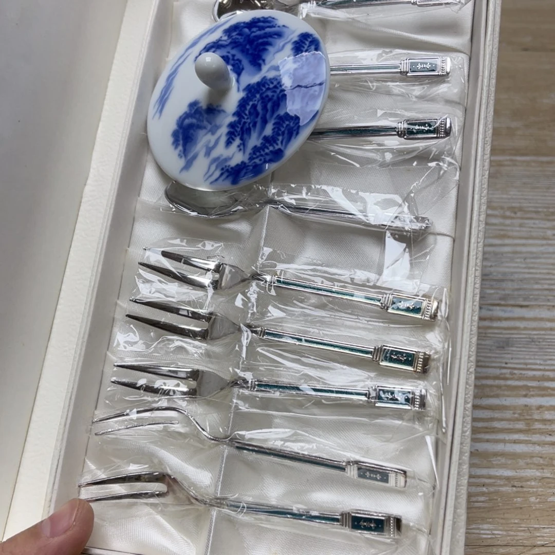 瓷片密密麻麻地排列着一个