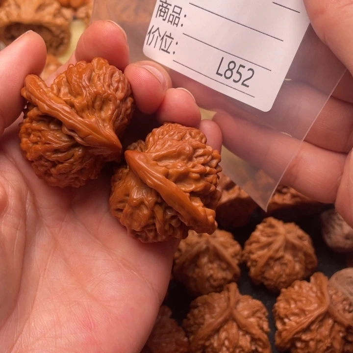 橄***郡桃核把件天残脚座山雕