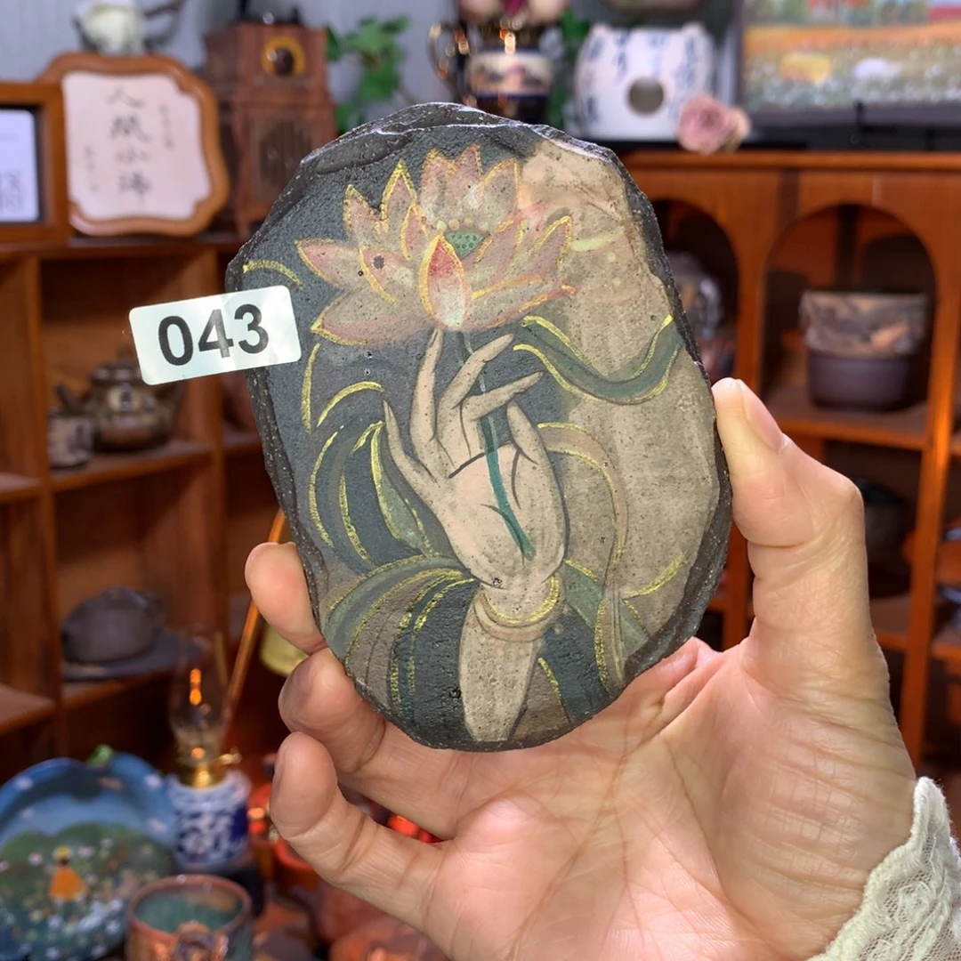 陶不*得手心里的敦煌小瓷板画