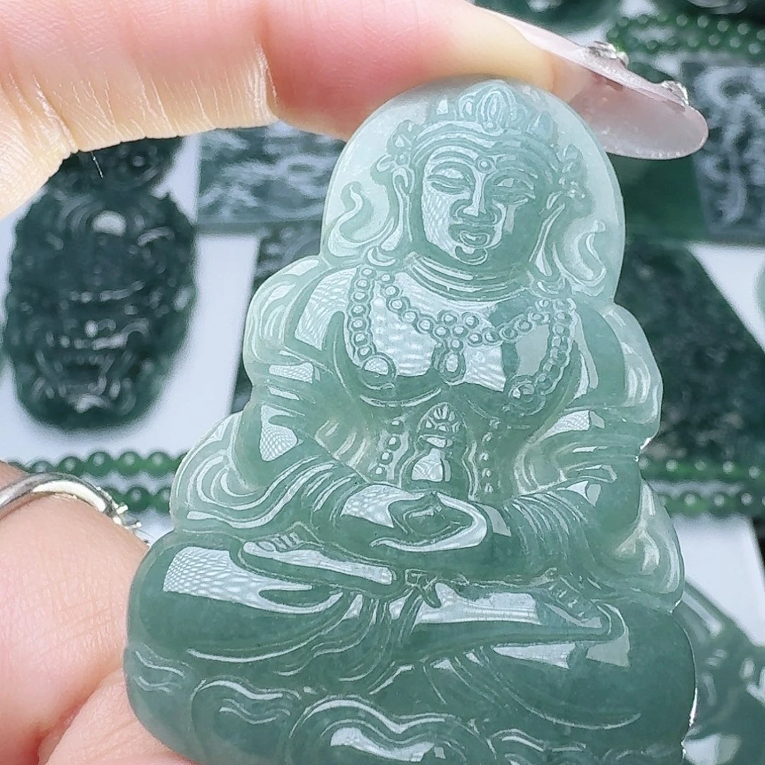 翡翠未镶嵌颈饰多样性发其一