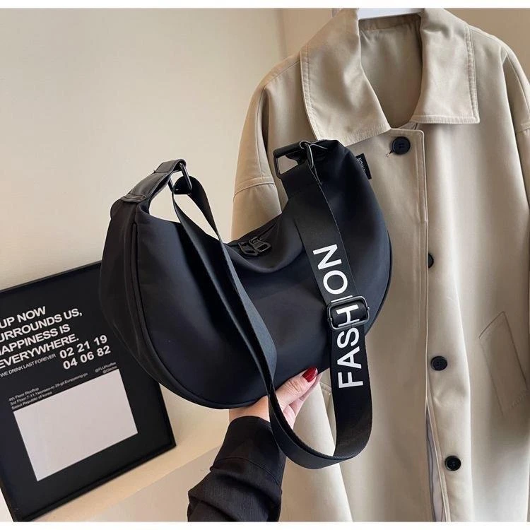 防水牛津布大容量饺子包斜挎包女小众新款百搭休闲运动风单肩包潮