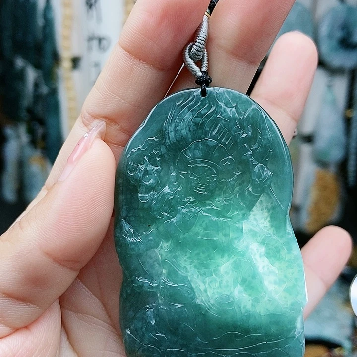 颈饰足铂镶嵌翡翠翡翠