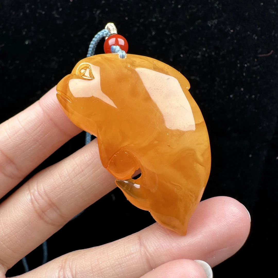 Y3627天然原矿蜜蜡 鸡油红鲸鱼雕刻 27*46*15mm抖音基地质检发货