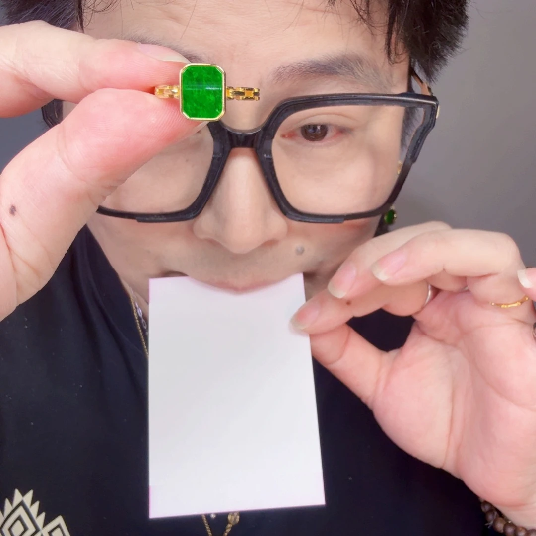 翡翠未镶嵌颈饰一件