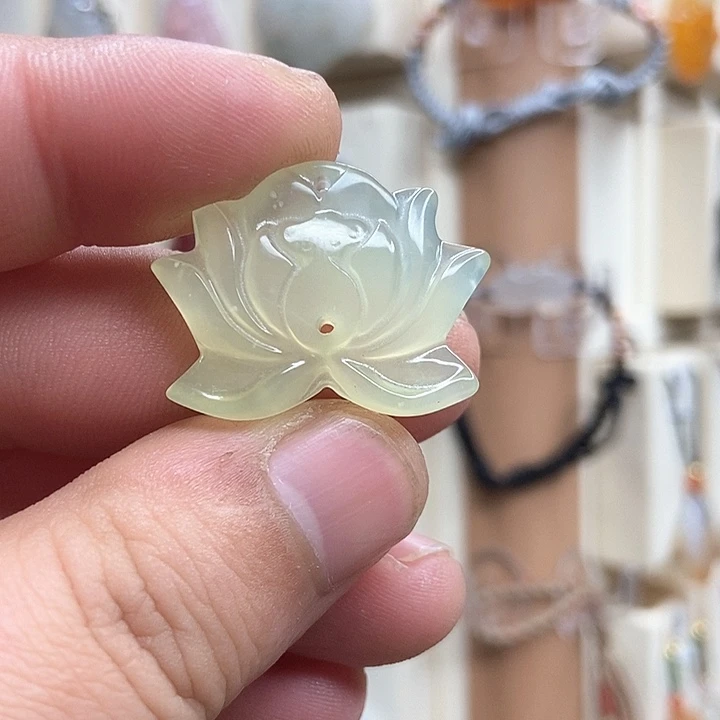 蛇纹石玉颈饰未镶嵌我****?