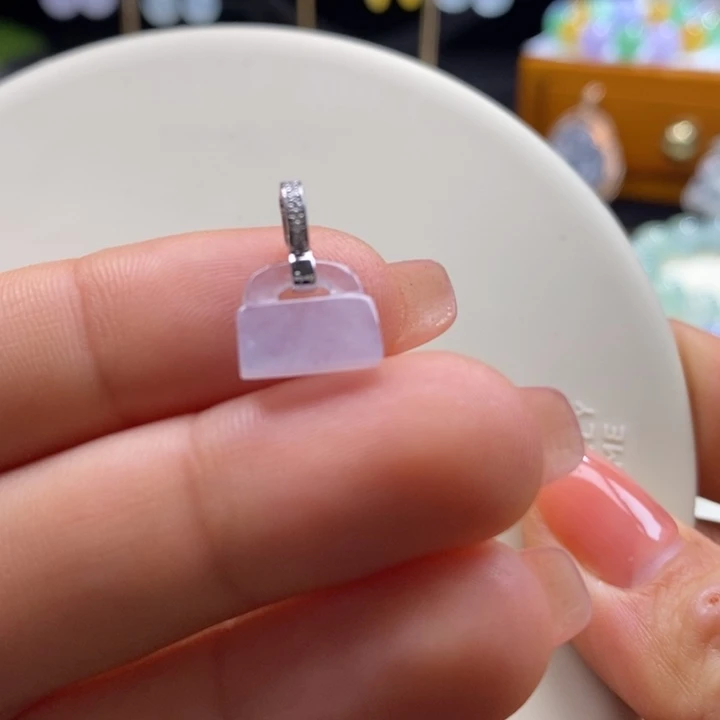 翡翠吊坠(不含链)18K金镶嵌翡翠冰粉小锁