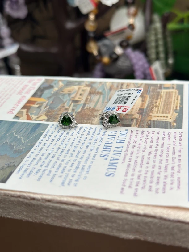 【407】天然透辉石耳钉