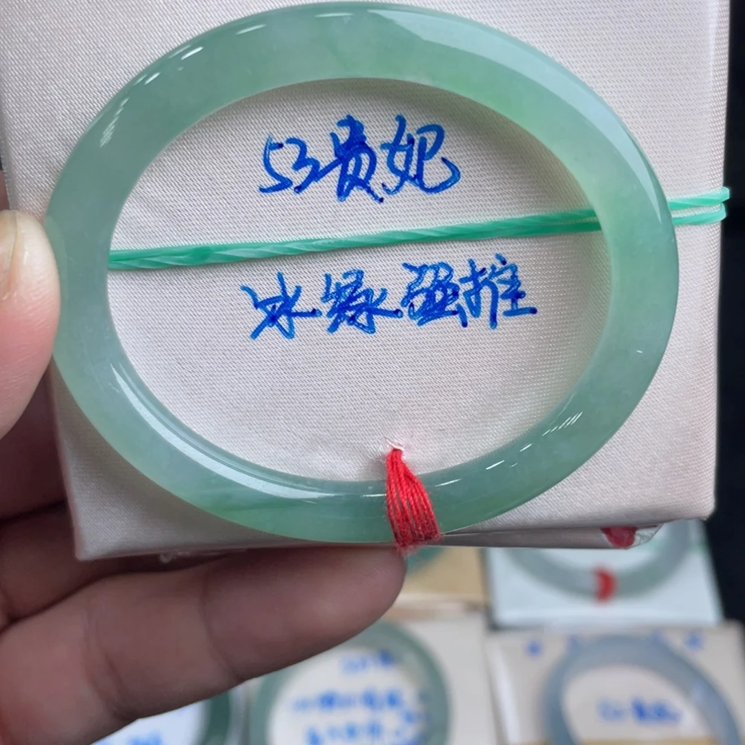 翡翠手镯未镶嵌翡翠手镯