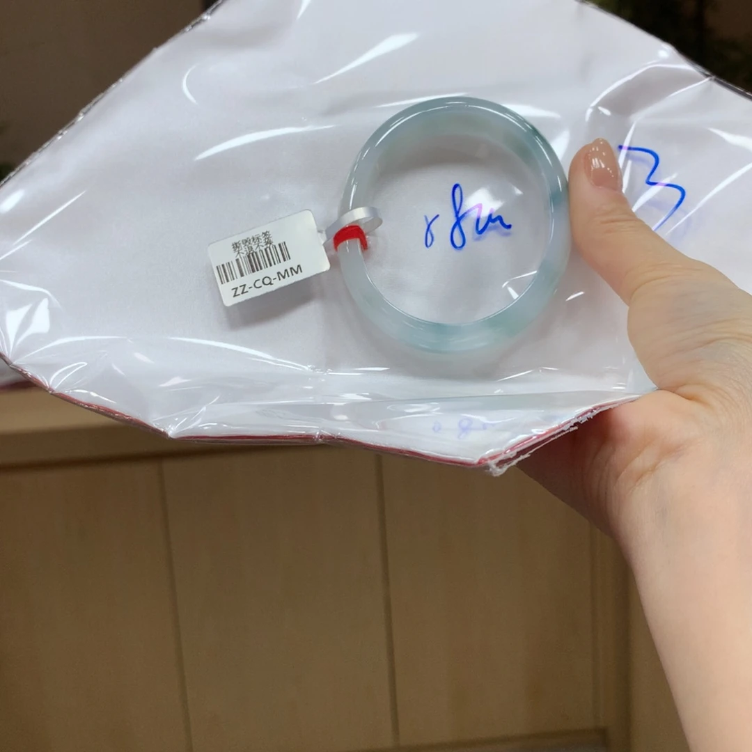 翡翠手镯未镶嵌不退不换