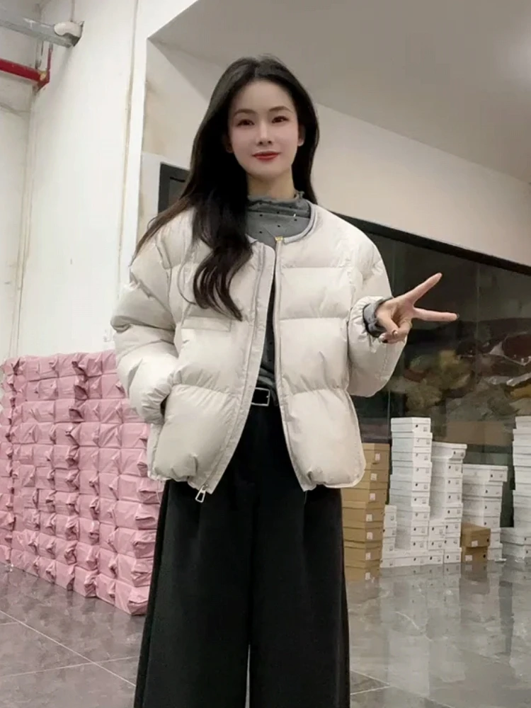 2025年冬季新款时尚短款羽绒服女圆领宽松保暖白鸭绒面包服外套潮