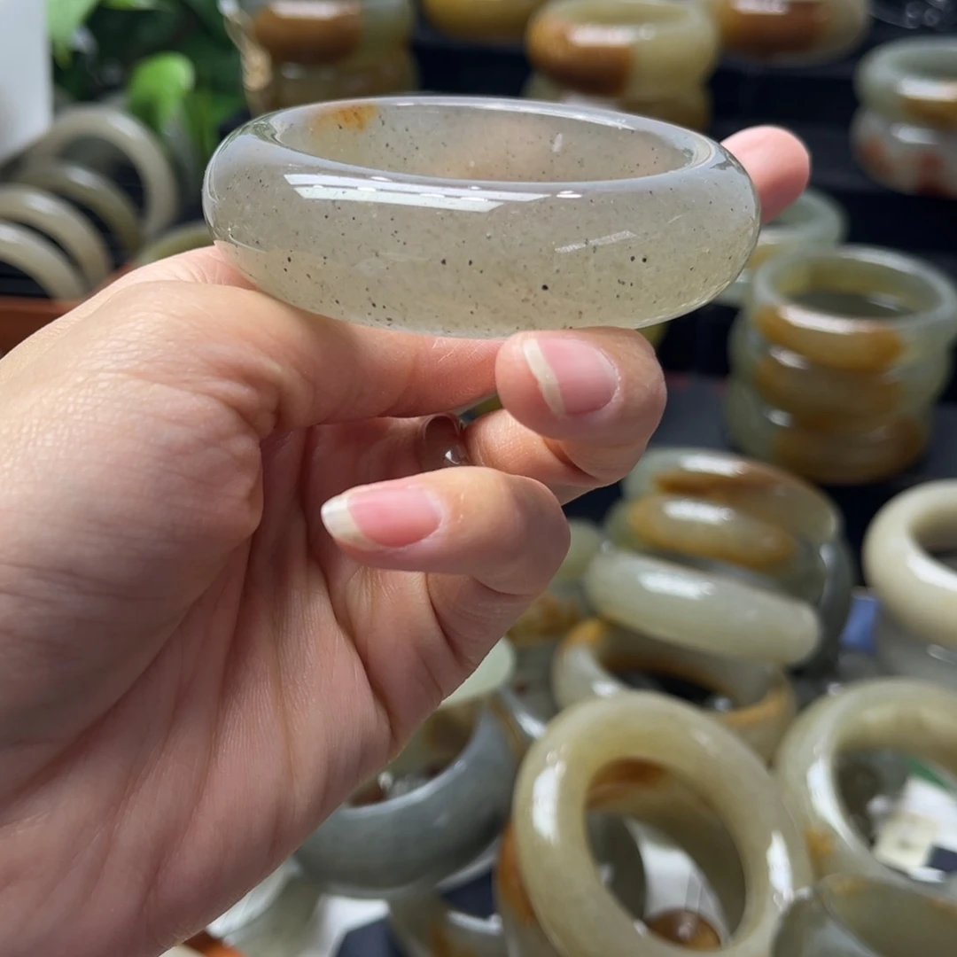 玉***梦石英质玉未镶嵌手镯