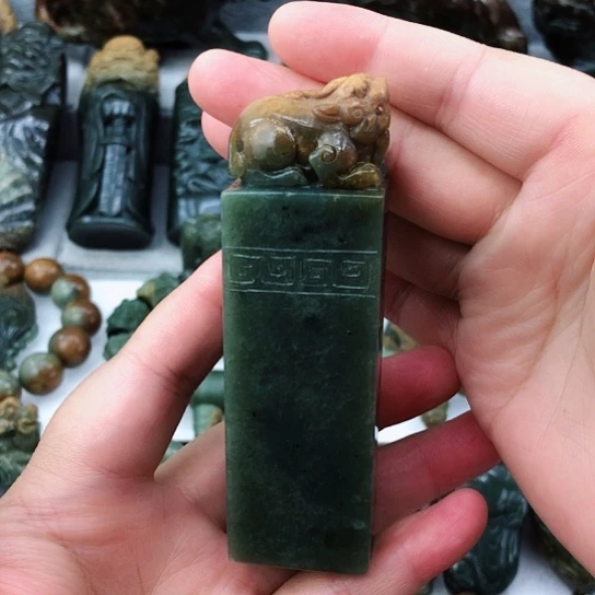 未镶嵌岫岩河磨玉（透闪石质玉）把件