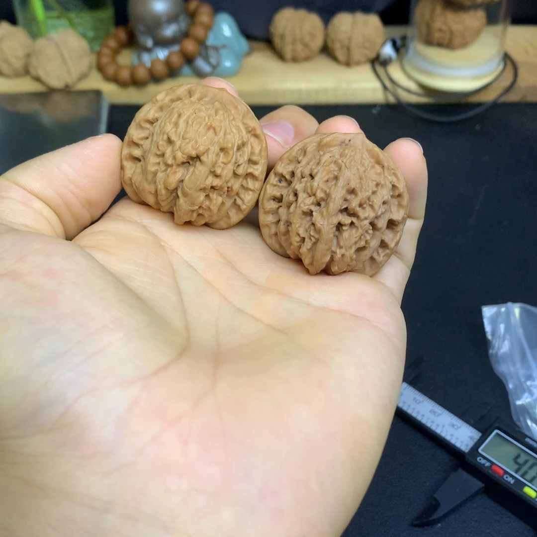 文玩核桃吊坠40盘龙虎（微微修尖）