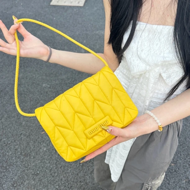 95新 MIU MIU/缪缪 MIUMIU黄色羊皮斜挎包