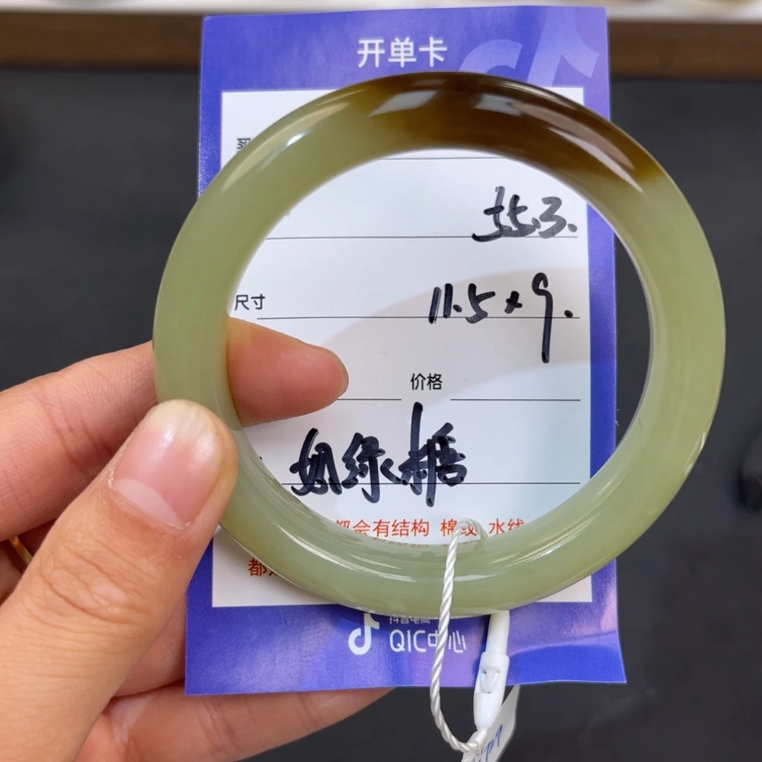 ****️和田玉未镶嵌手镯