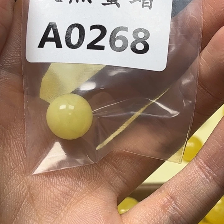 潘***坤琥珀未镶嵌珠宝奇石A0268