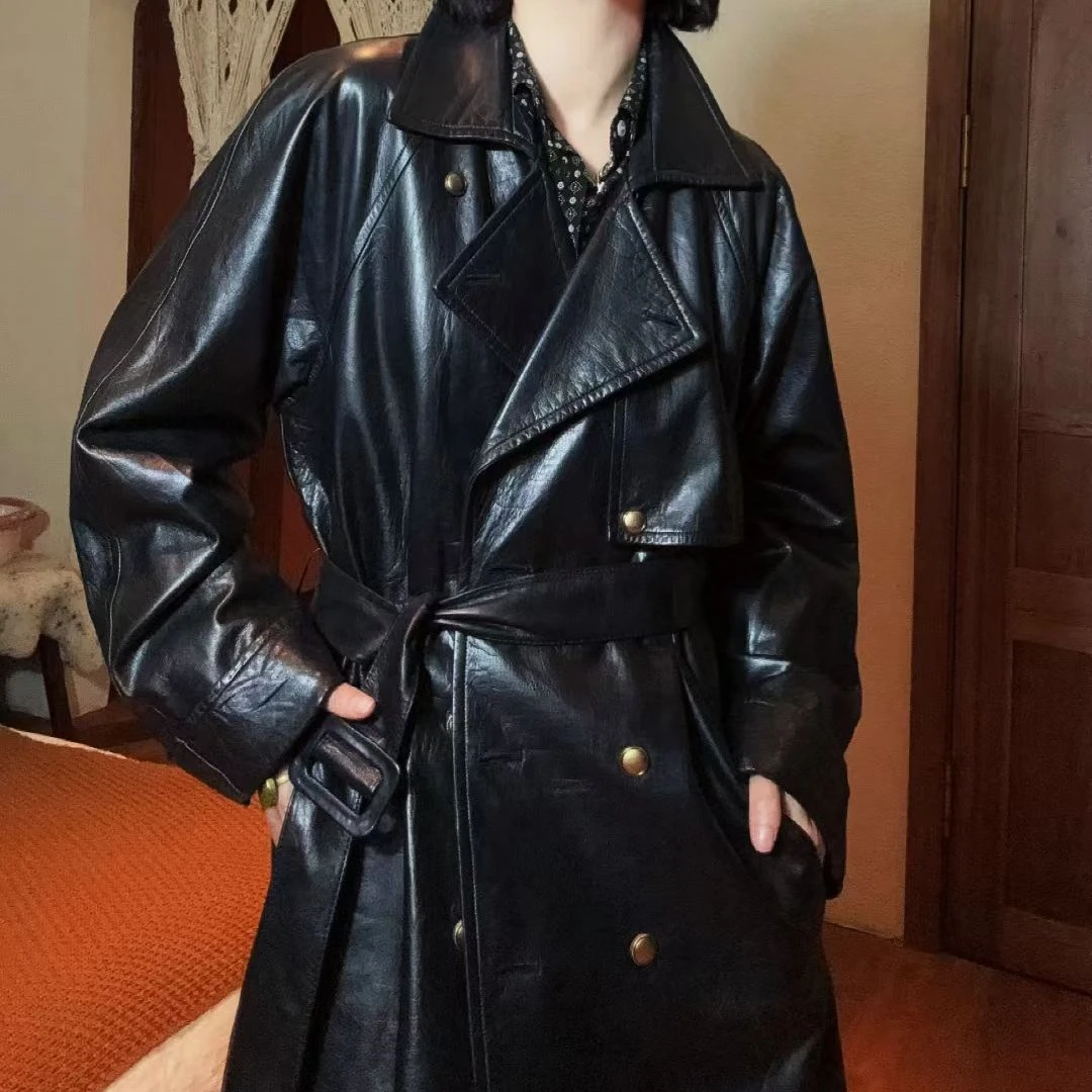 黑色腰带款金扣皮衣