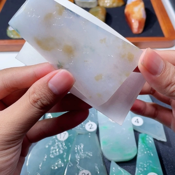 未镶嵌定制翡翠糯冰飘黄带蓝花山水牌料