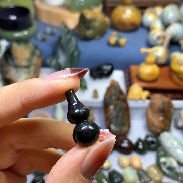 未镶嵌岫岩河磨玉（透闪石质玉）挂件