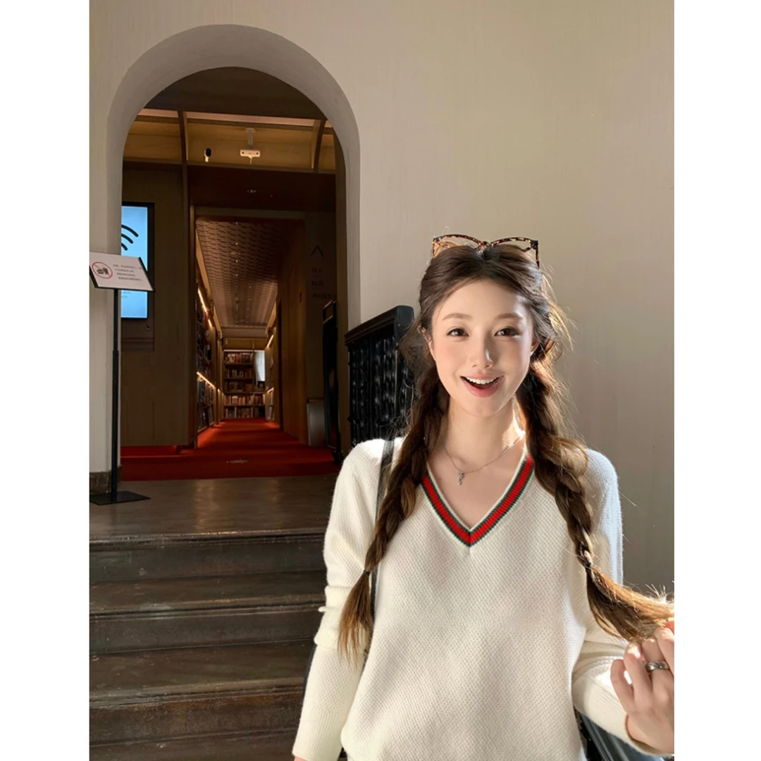 向晚'纽约艺高'撞色学院风V领针织衫套头毛衣女秋冬