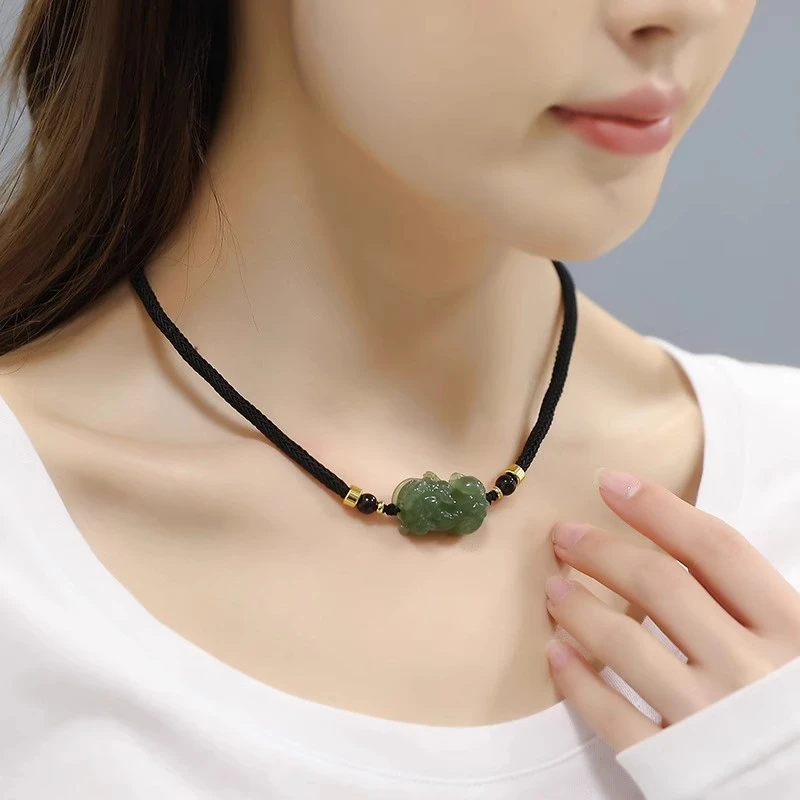 天然和田玉青玉貔貅吊坠玉石招财转运情侣青玉锁骨链红绳