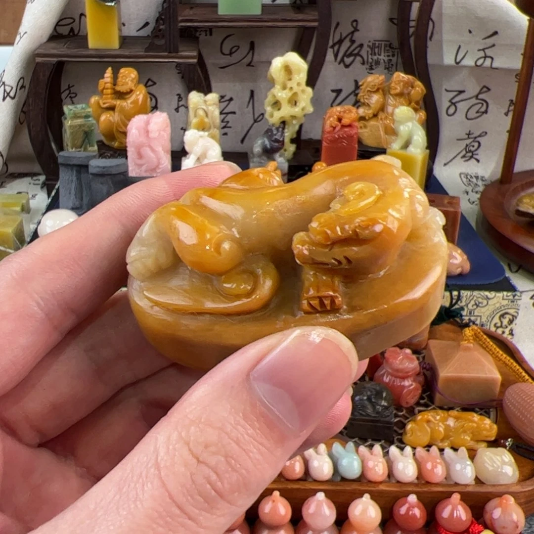 寿山石北部黄螭虎纽章