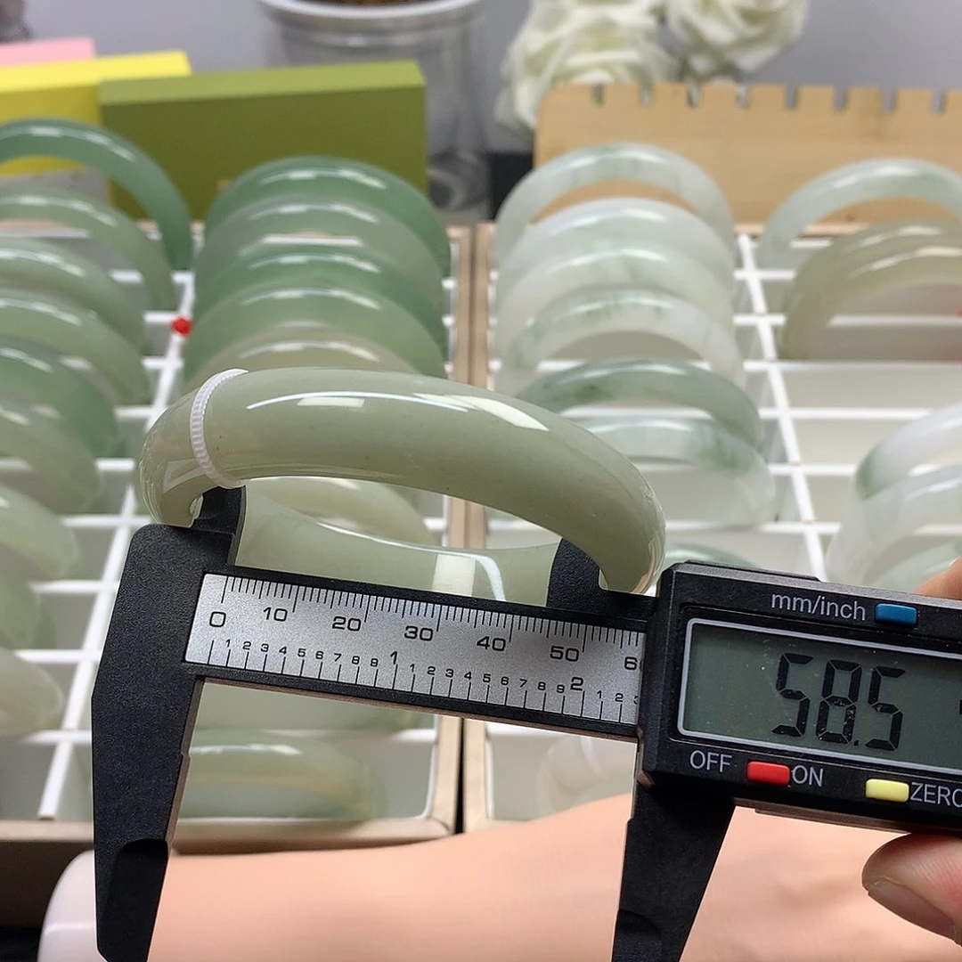 未镶嵌手镯石英质玉