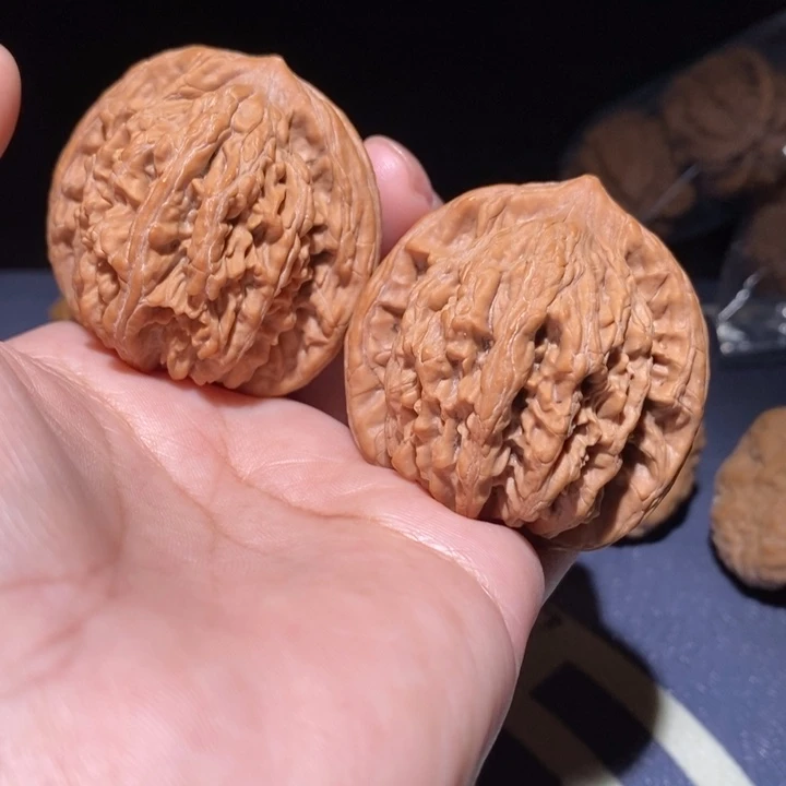 文玩核桃吊坠虎头