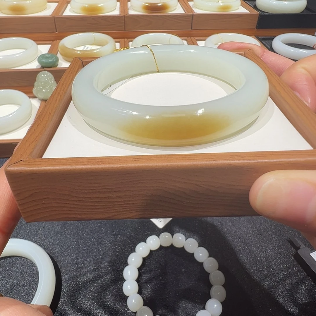 和田玉未镶嵌手镯