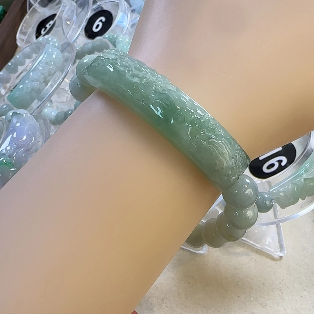 翡翠未镶嵌颈饰手牌