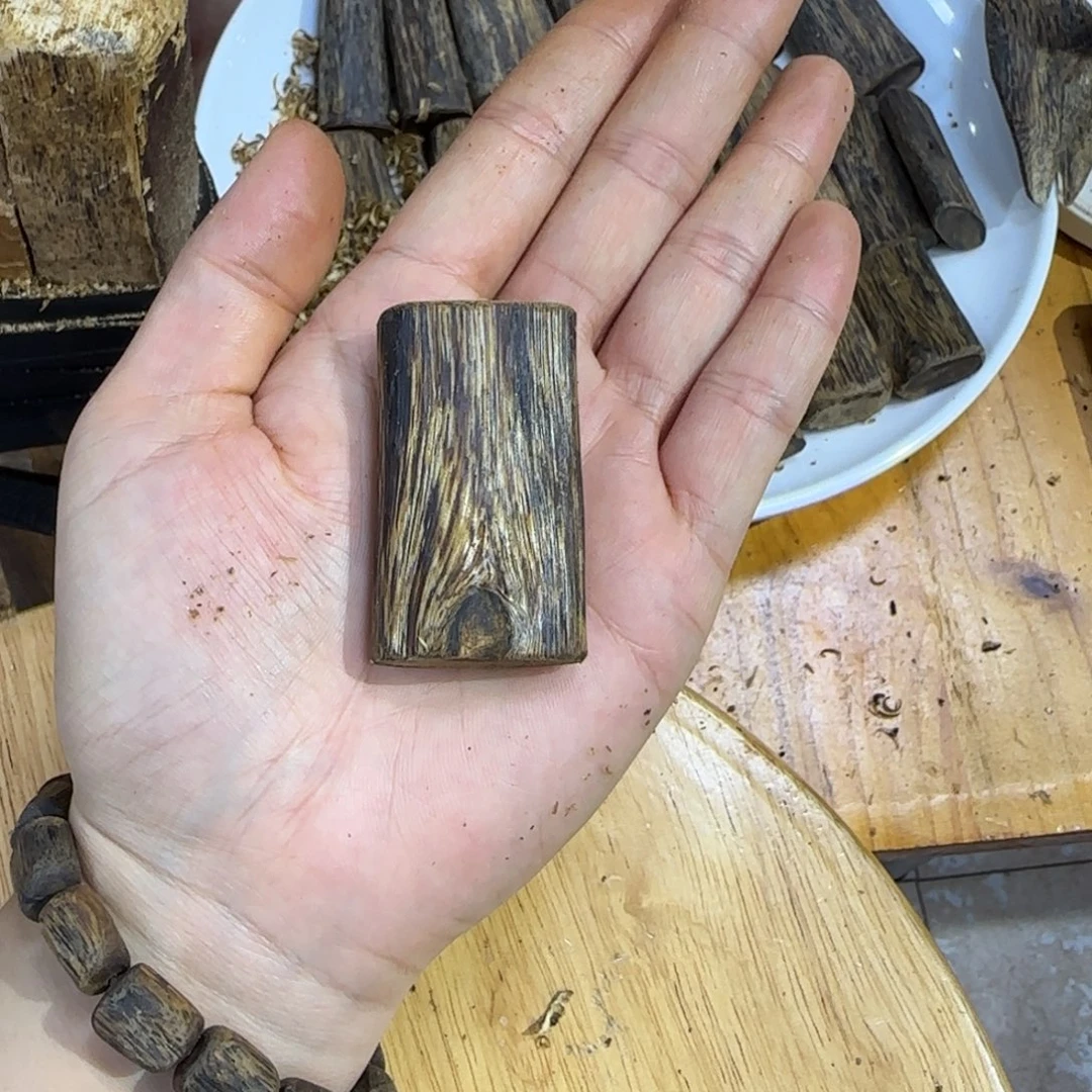 沉香吊坠奇楠沉香素牌吊坠9.2克