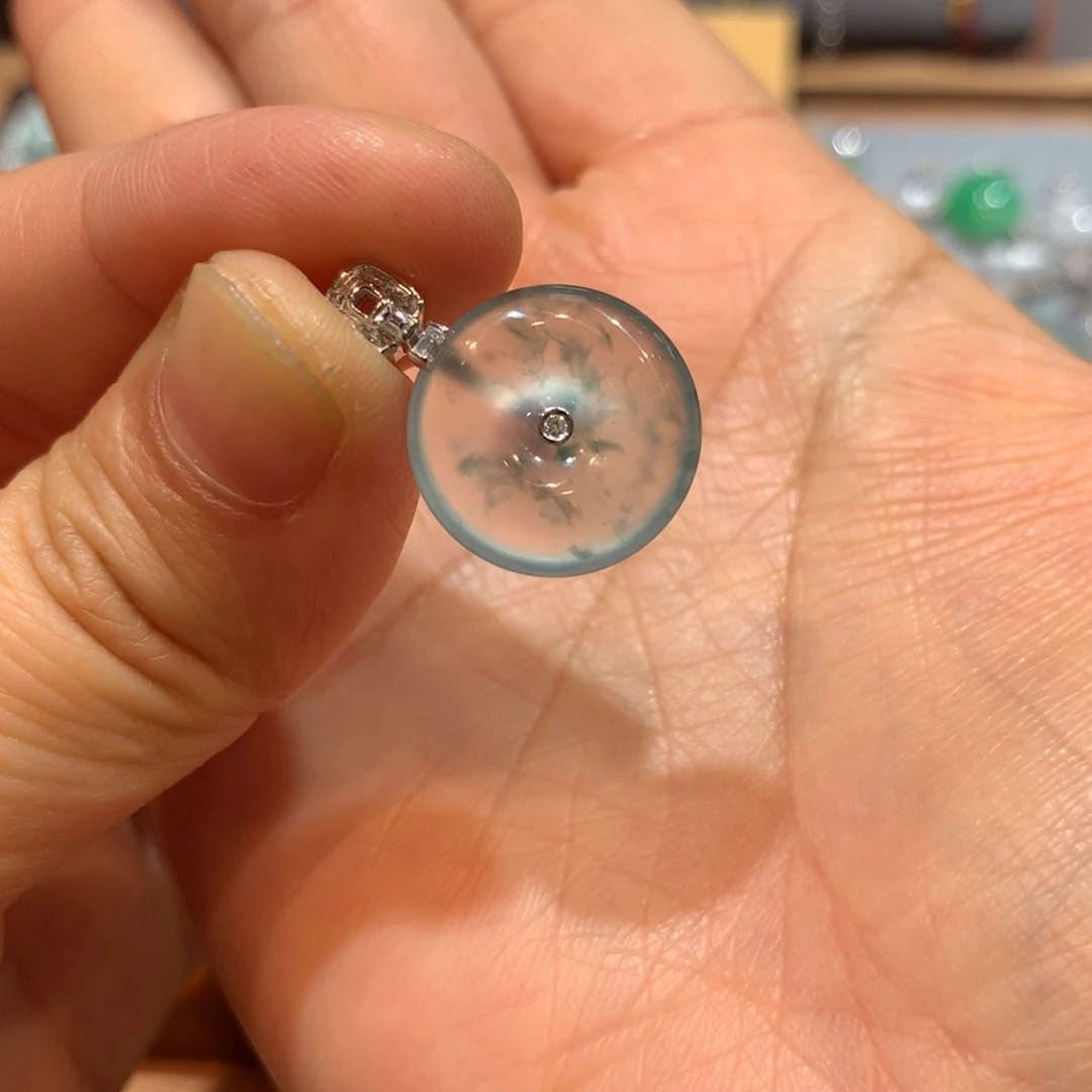 翡翠18K金镶嵌颈饰吊坠