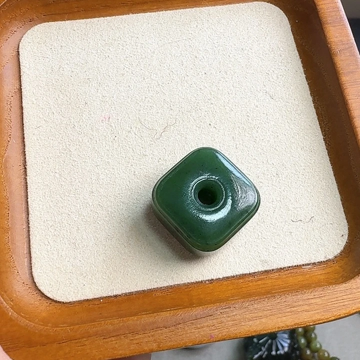 哈***妮和田玉未镶嵌吊坠(不含链)