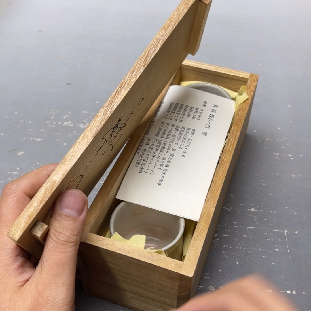 白***嘎瓷片密密麻麻地铺满一