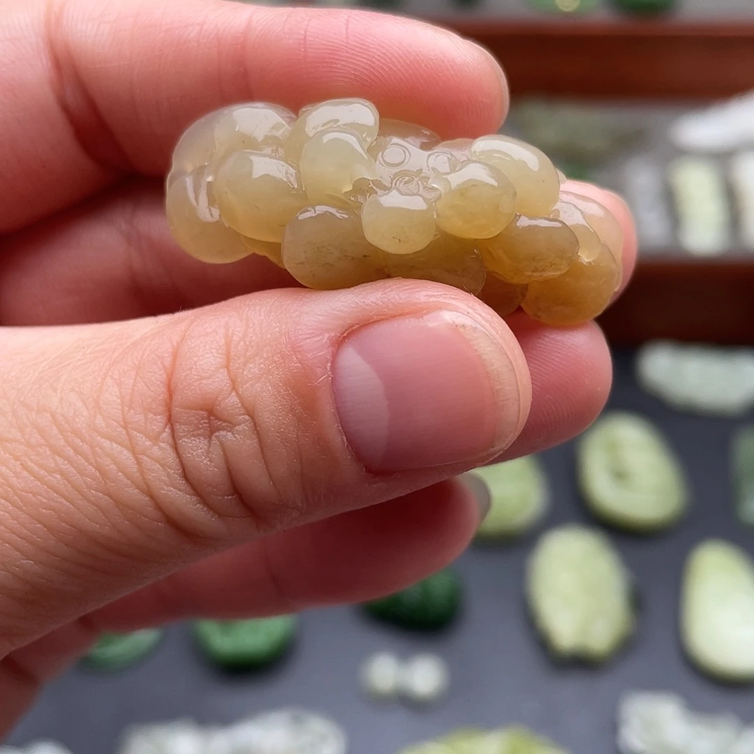 和田玉未镶嵌颈饰满糖莲花手牌