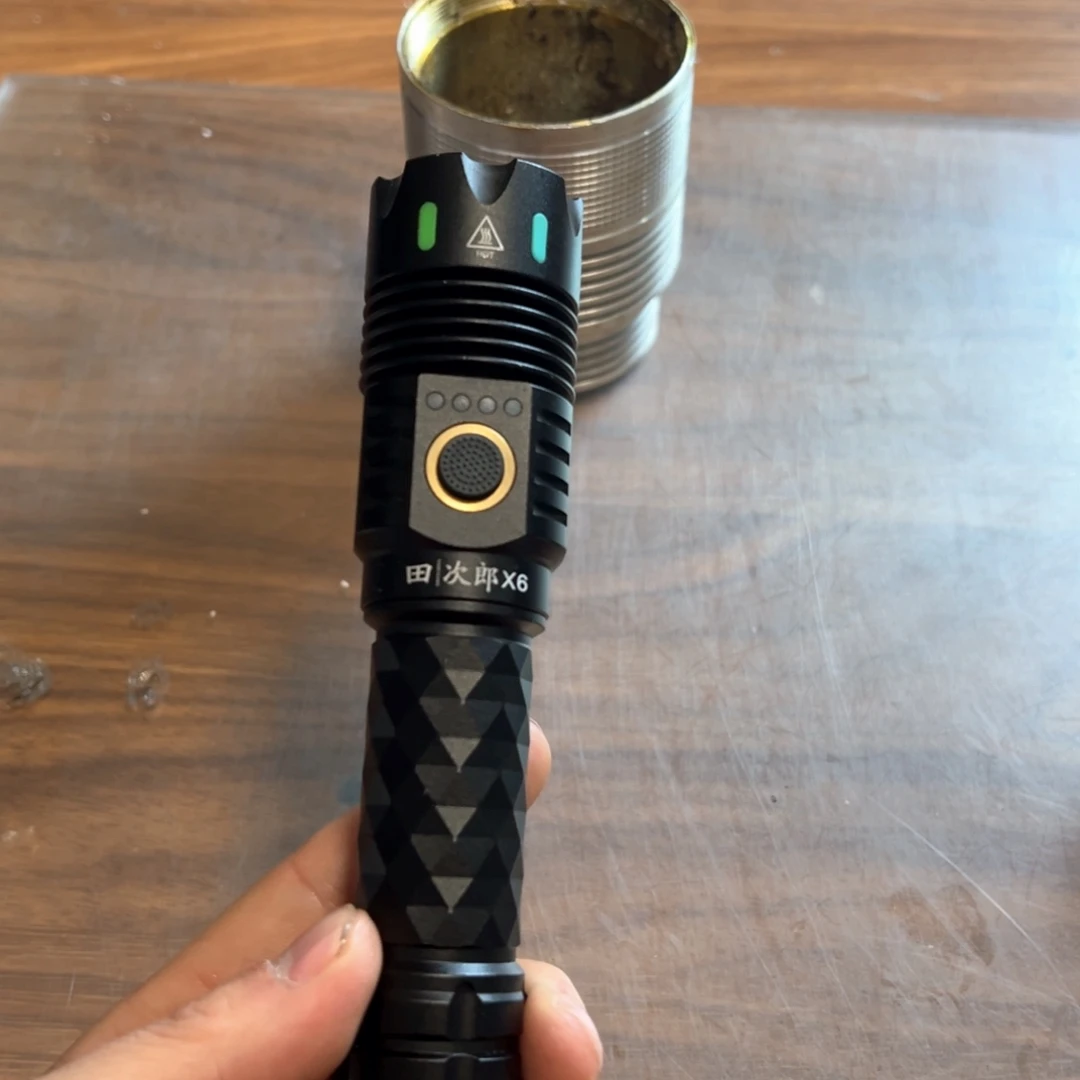 X6强光照射手电筒