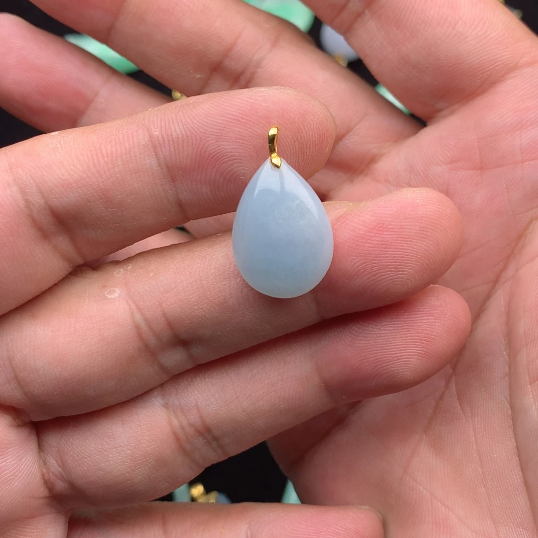 翡翠18K金镶嵌颈饰水滴