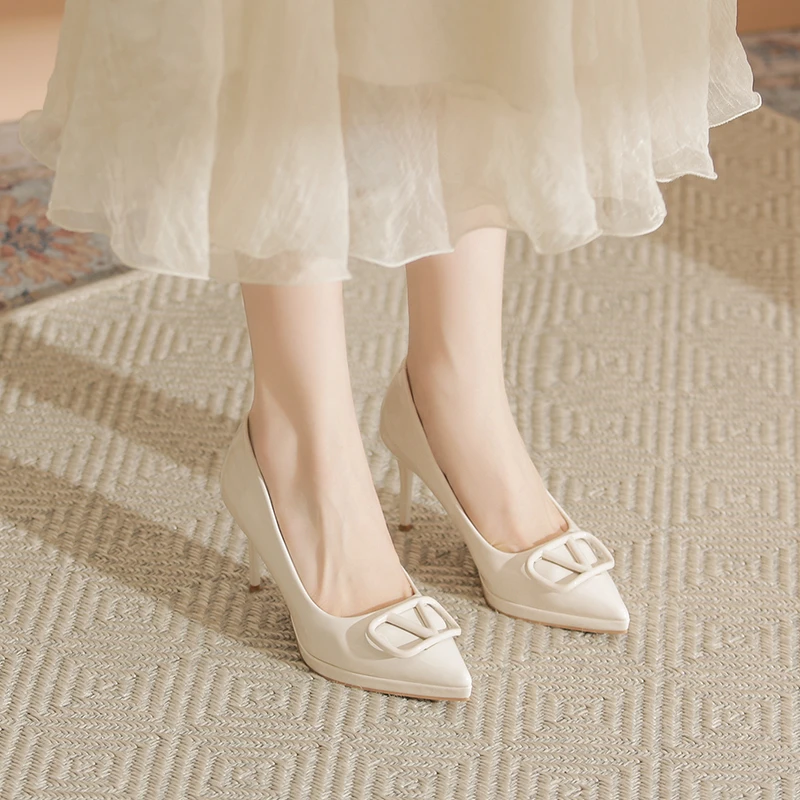 防水台尖头细跟金属V扣浅口漆皮日常通勤优雅舒适百搭8cm高跟单鞋