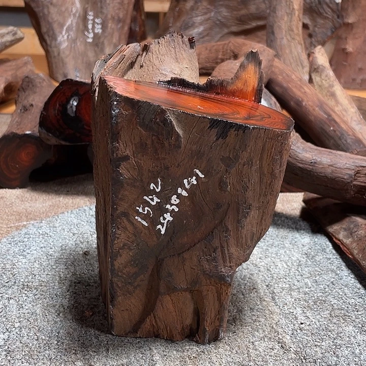 交趾黄檀（大红酸枝）《****》