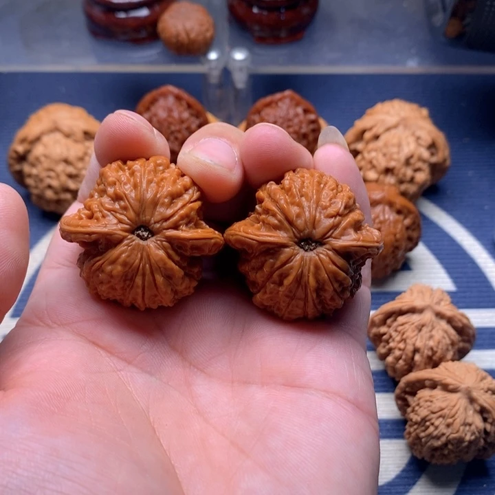 吊坠文玩核桃多*：血麒麟