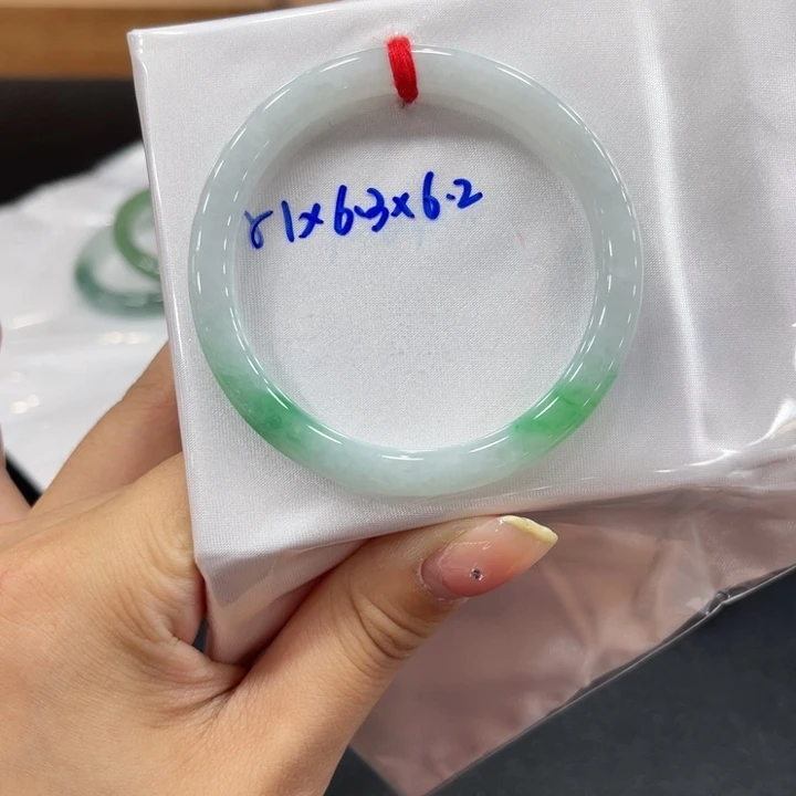 翡翠手镯未镶嵌翡翠