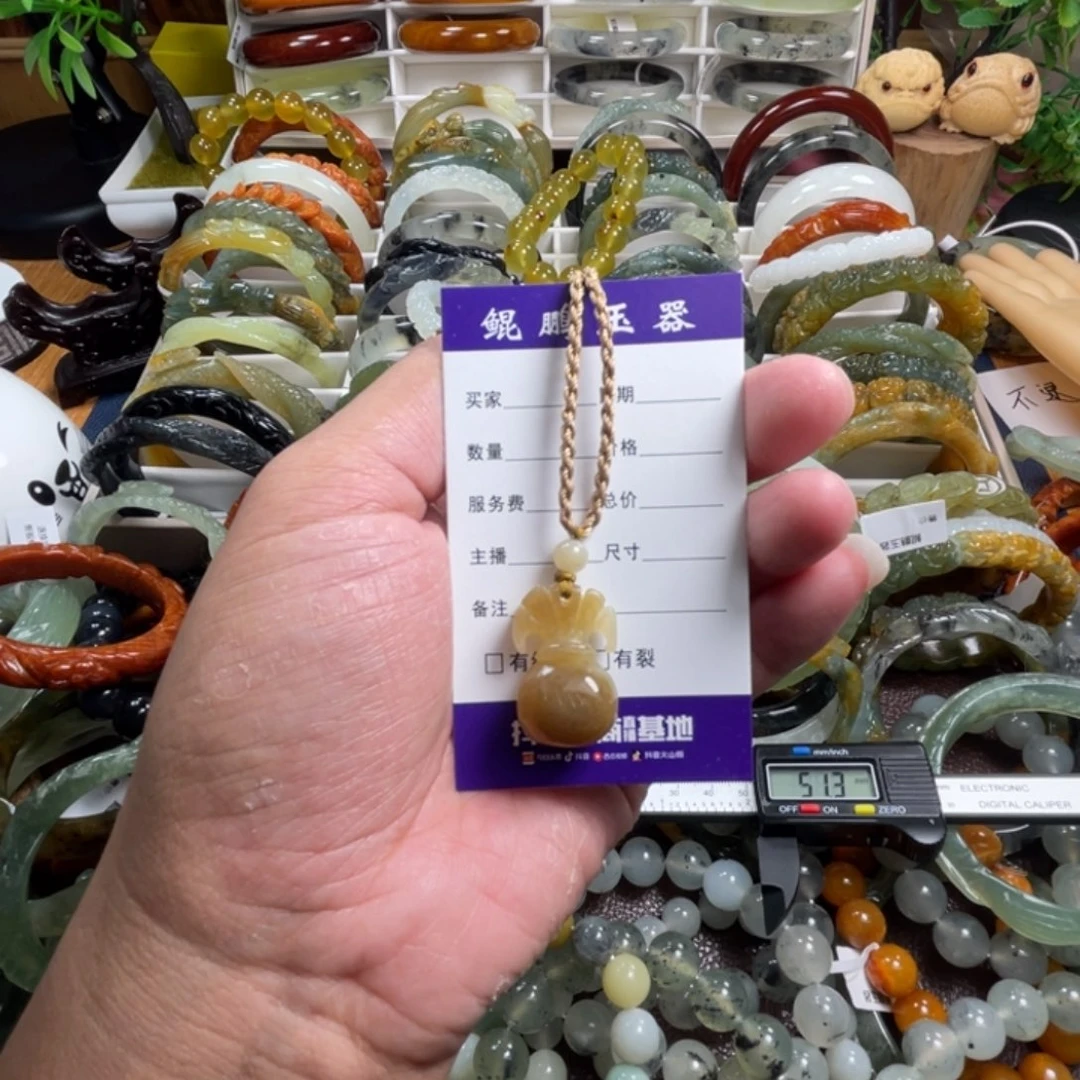 颈饰未镶嵌和田玉（糖玉）