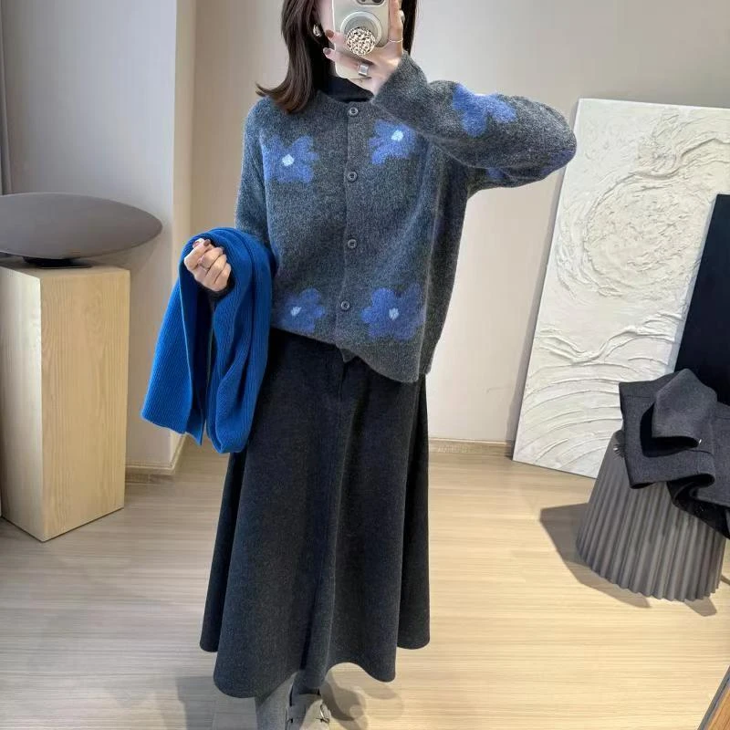 秋冬2025新款柔软高级感花朵长袖毛衣外套女宽松显瘦针织开衫百搭