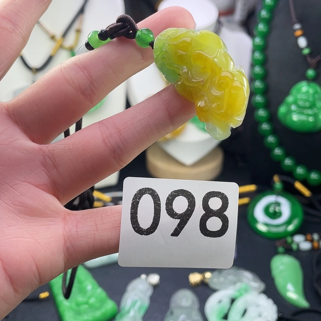 翡翠未镶嵌吊坠(赠链)