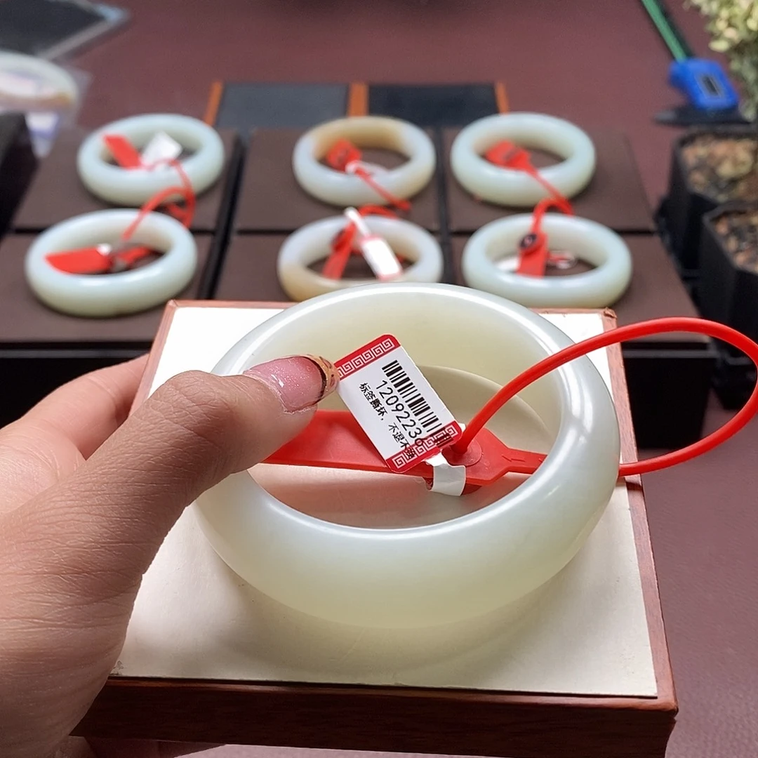 和田玉手镯未镶嵌安***板