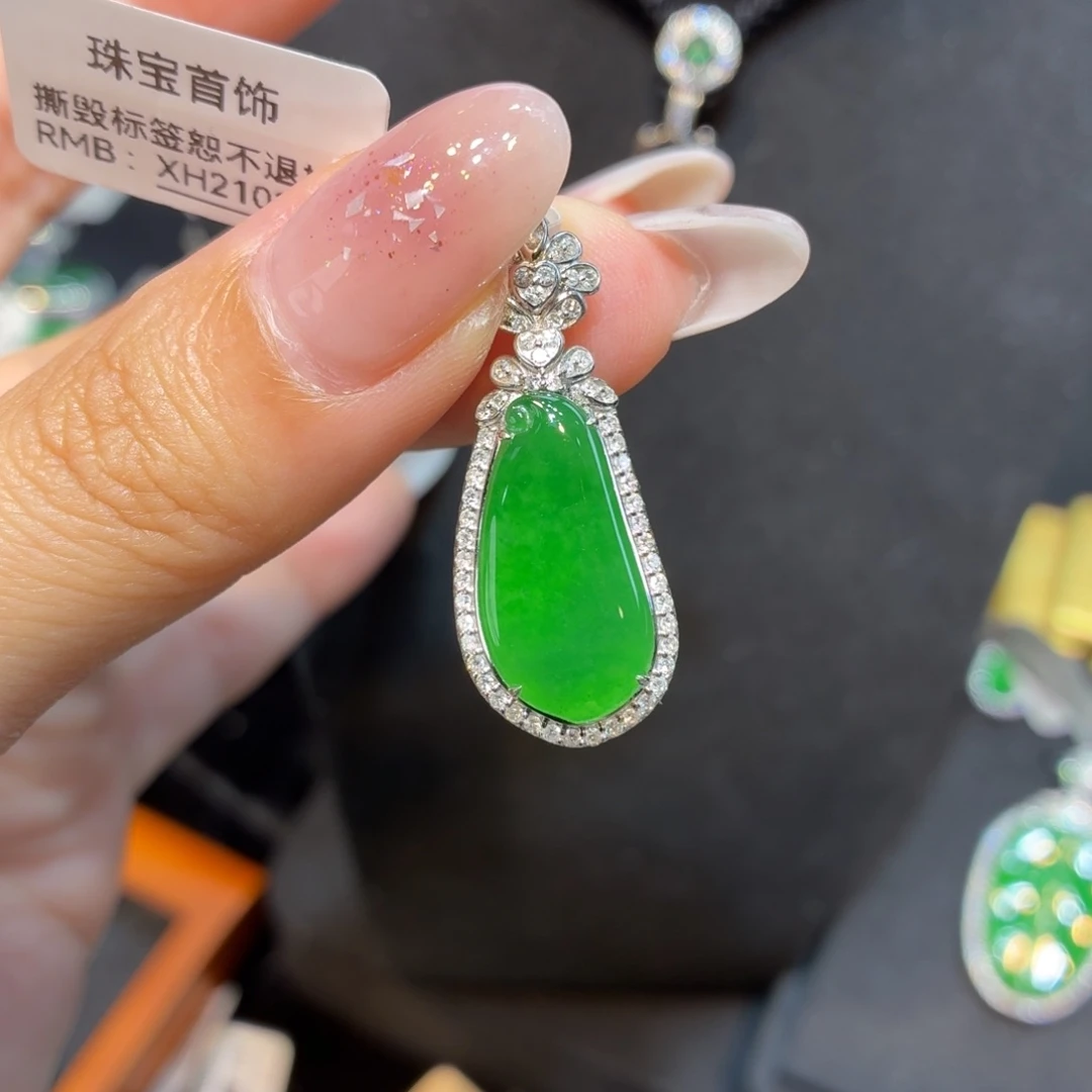 翡翠18K金镶嵌颈饰天然缅甸翡翠